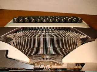 Máquina de escribir Olivetti Lettera 10