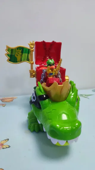 Cocodrilo Piratix con Cofre y Bandera