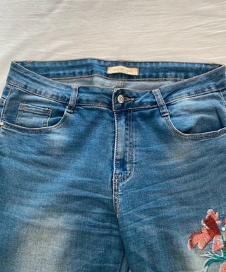 Tejanos con bordado floral