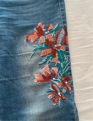 Tejanos con bordado floral