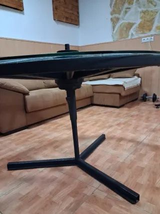 Mesa redonda hecha con una rueda de carro antiguo