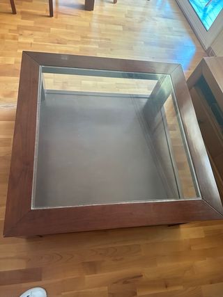 Mesa de comedor de nogal con tapa de cristal