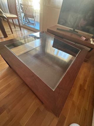 Mesa de comedor de nogal con tapa de cristal