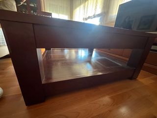 Mesa de comedor de nogal con tapa de cristal