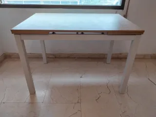 Mesa extensible de madera y patas de metal