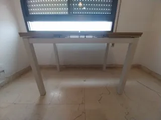 Mesa extensible de madera y patas de metal