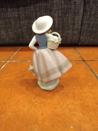 Niña con cesta de porcelana Lladro