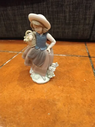 Niña con cesta de porcelana Lladro