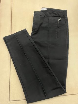 Pantalón pitillo negro con cremallera
