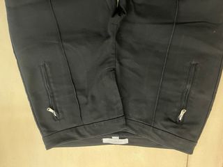 Pantalón pitillo negro con cremallera