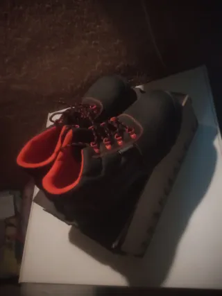 Botas de seguridad negras y naranjas