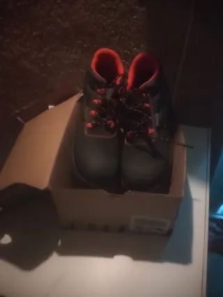 Botas de seguridad negras y naranjas