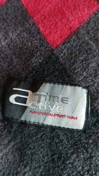 Sciarpa a rombi rossa e nera