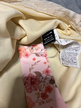 Top beige con volantes y lazada