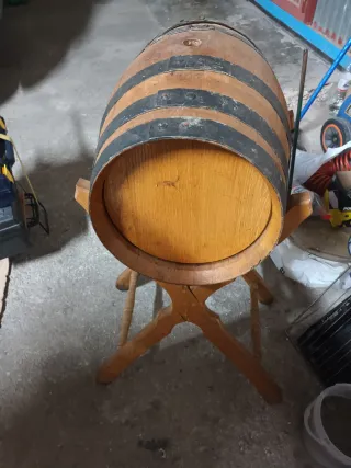 Barril de madera con soporte