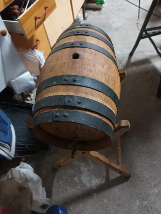 Barril de madera con soporte