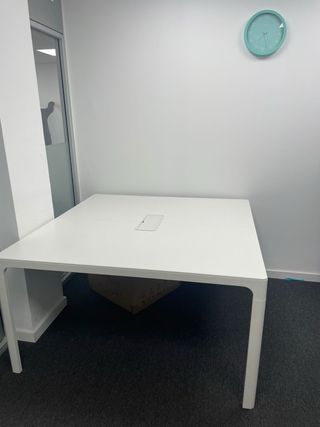 Mesa de oficina cuadrada blanca