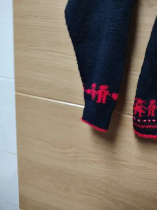 Jersey infantil azul con detalles rojos