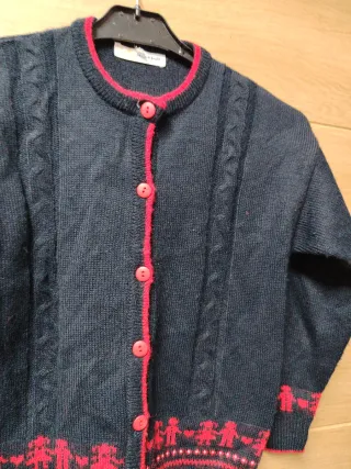 Jersey infantil azul con detalles rojos