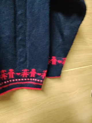 Jersey infantil azul con detalles rojos