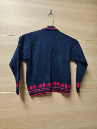 Jersey infantil azul con detalles rojos