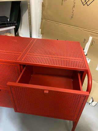 Mueble de metal rojo