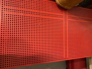 Mueble de metal rojo