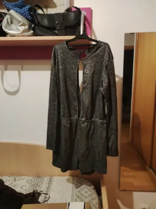 Mono fiesta gris brillante escote