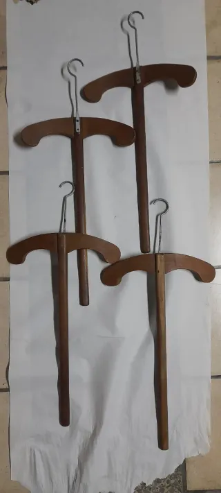 Lote 4 perchas madera y metal, antiguas.