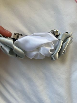 Tocado de pelo flores plata y blanco