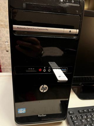 Ordenador sobremesa HP, monitor, teclado y ratón.