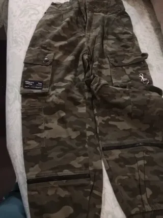 Pantalón cargo camuflaje chica, nuevo sin usar