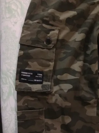 Pantalón cargo camuflaje chica, nuevo sin usar