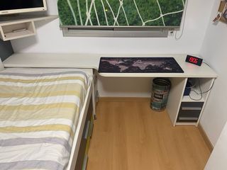 Cama doble con escritorio y cajones