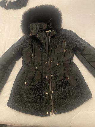 Abrigo negro con capucha y bordados