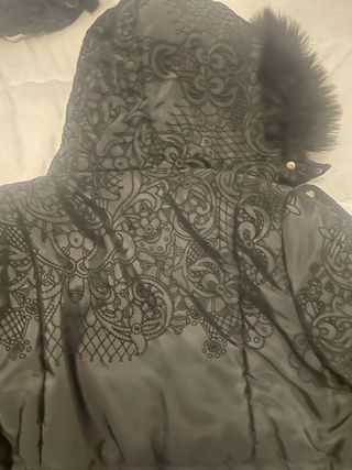 Abrigo negro con capucha y bordados