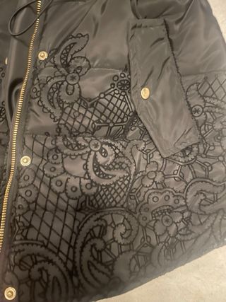 Abrigo negro con capucha y bordados