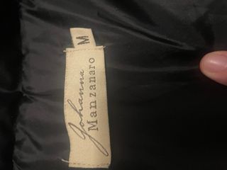 Abrigo negro con capucha y bordados