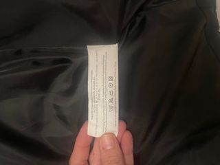 Abrigo negro con capucha y bordados