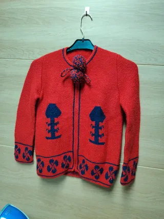 Cárdigan rojo tejido a mano para niño medida 30/54