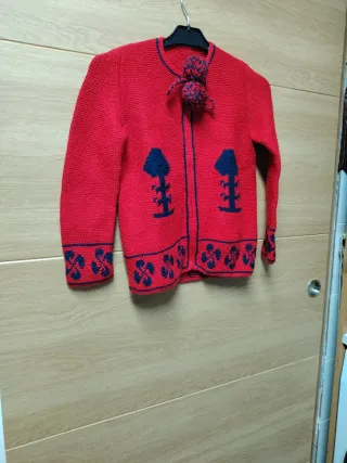 Cárdigan rojo tejido a mano para niño medida 30/54