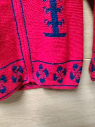 Cárdigan rojo tejido a mano para niño medida 30/54