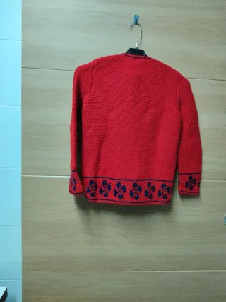 Cárdigan rojo tejido a mano para niño medida 30/54