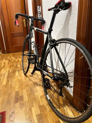 Bicicleta de carretera negra