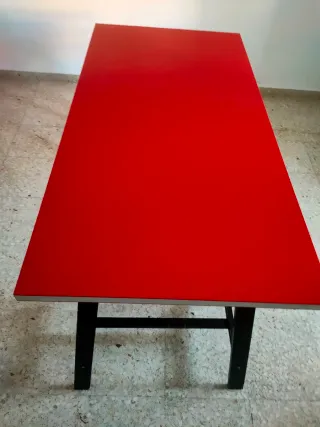 Escritorio rojo con caballetes negros