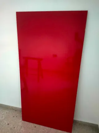 Escritorio rojo con caballetes negros