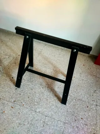 Escritorio rojo con caballetes negros