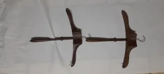 2 Perchas de madera antiguas