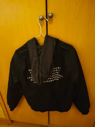 Chaqueta bomber negra con capucha marca FB sister