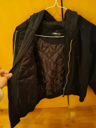 Chaqueta bomber negra con capucha marca FB sister